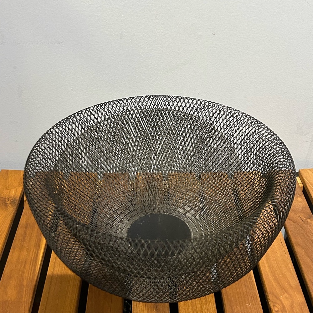 Mesh like wire fruit bowl